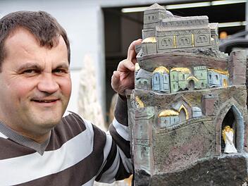 Stefan Zenk und sein Werk: ein Grabstein mit dem Tempel aus Jerusalem auf der Spitze.