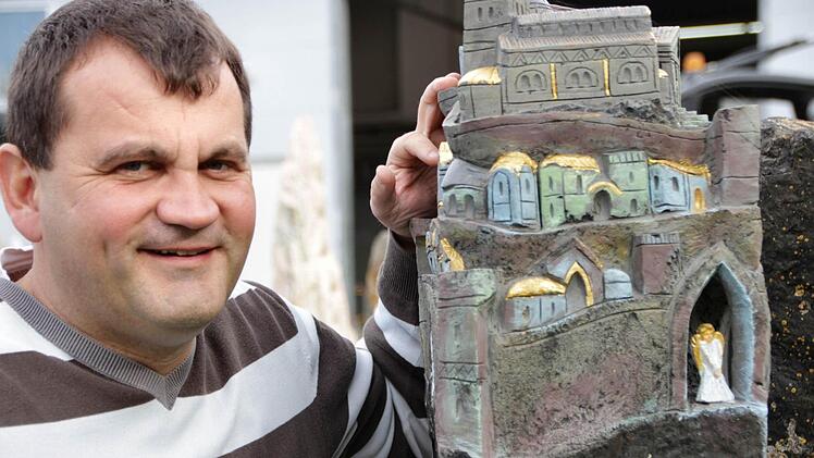 Stefan Zenk und sein Werk: ein Grabstein mit dem Tempel aus Jerusalem auf der Spitze.