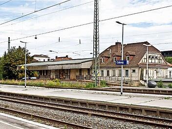 Seit Jahren wird der behindertengerechte Ausbau des Coburger Hauptbahnhofs versprochen. Nun nannte Bundestagsabgeordneter Hans Michelbach das Jahr 2015. Auch dem Bau eines Parkdecks anstelle der ehemnaligen Expressgutabfertigung wolle sich die Bahn nicht länger verschließen. Foto: Jochen Berger/CT-Archiv