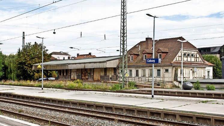 Seit Jahren wird der behindertengerechte Ausbau des Coburger Hauptbahnhofs versprochen. Nun nannte Bundestagsabgeordneter Hans Michelbach das Jahr 2015. Auch dem Bau eines Parkdecks anstelle der ehemnaligen Expressgutabfertigung wolle sich die Bahn nicht länger verschließen. Foto: Jochen Berger/CT-Archiv