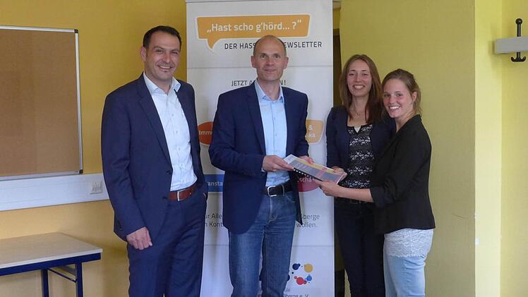 Nach ihrer Präsentation übergaben die Studentinnen Pia Falke und Tamara Stüllein (von rechts) eine Mappe mit gesammelten Ergebnissen an VHS-Geschäftsführer Holger Weininger (Mitte) und den Vorsitzenden der Landkreis VHS Holger Baunacher.