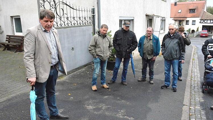 Wie hier in der "Fuchsgasse" müssen etliche Stellen an den Gehwegen in der Gemeinde ausgebessert werden. Wenn die Anlieger mithelfen, sei es noch besser, wurde erklärt. Foto: Schmidt
