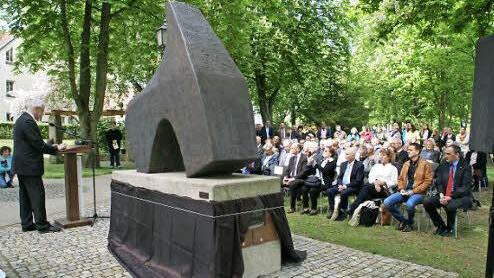 Zahlreiche Gäste fanden sich in der Promenade in Haßfurt ein, wo die neue Inschrift am Mahnmal für die jüdischen Mitbürger enthüllt wurde.