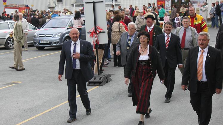 Bürgermeister und Ehrengäste Foto: Veronika Schadeck