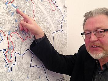 Baujurist Bernd Bauer-Banzhaf zeigt die Häufung auf. Foto: Anna Lienhardt