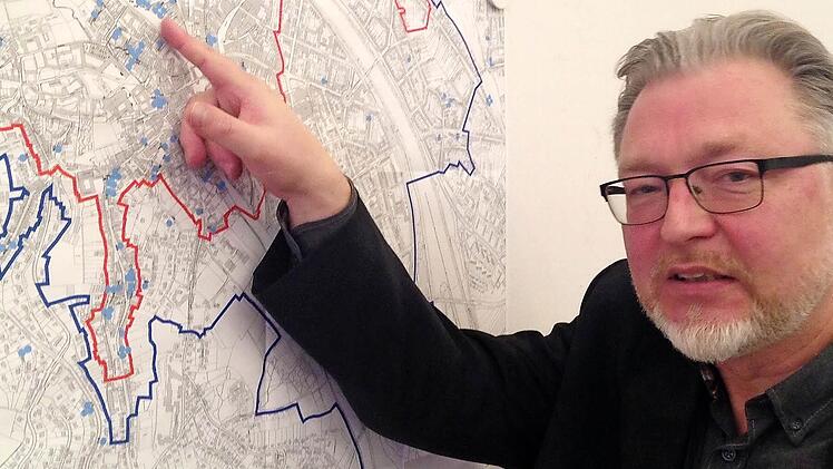 Baujurist Bernd Bauer-Banzhaf zeigt die Häufung auf. Foto: Anna Lienhardt