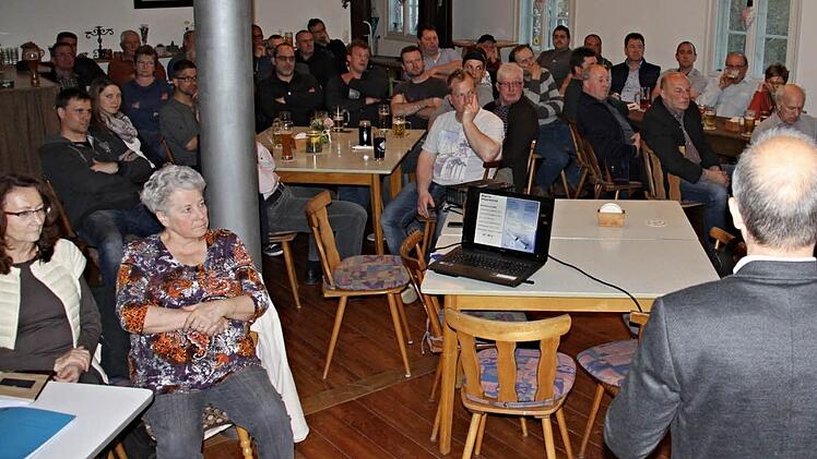 Der Blick über die Schulter von Diplomingenieur Gunter Häckner zeigt, dass das Interesse an der Infoveranstaltung zum Thema Windräder bei Buch kolossal war. Rechts Bürgermeister Helmut Dietz.