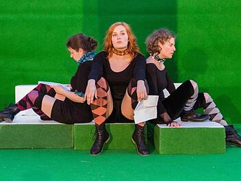 Verführerisch: Maria Albu, Laura Mann, Susanna Bauernfeind in "Verlorene Liebesmüh"  Foto: Hans Büschel