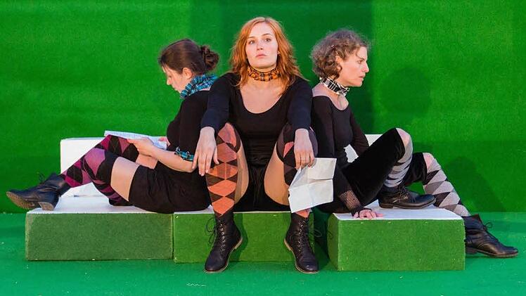 Verführerisch: Maria Albu, Laura Mann, Susanna Bauernfeind in "Verlorene Liebesmüh"  Foto: Hans Büschel