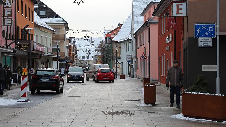 Für optisch gelungen halten Passanten und Anwohner die frisch sanierte Hauptstraße in Höchstadt. Foto: Andreas Dorsch