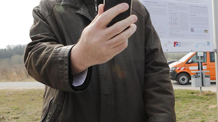 Nein, er macht kein Selfie: Minister Söder prüft, wie genau sein Handy GPS-Daten erfasst. Foto: Matthias Hoch