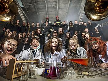 "Mit dem Thema "Elemente" befassen sich der Hochschulchor "Die Klangfänger" und die Hochschul-Bigband bei drei gemeinsamen Konzerten in der Hochschul-Aula Foto: Frank Wunderatsch / Aaron Rößner