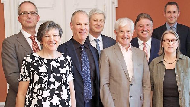 Viele G&auml;ste erwiesen dem Institut gro&szlig;e Ehre (von links): Stefan Leible, Heidrun Piwernetz, Anno Mungen, Herbert P&uuml;ls, Christoph Balme, Klaus Peter S&ouml;llner, Martin Bernreuther (hinten), Sylvia Mayer und Jasmin Goll. Foto: Katharina M&uuml;ller-Sanke