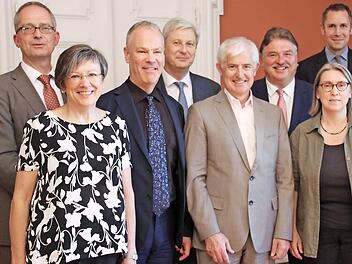Viele Gäste erwiesen dem Institut große Ehre (von links): Stefan Leible, Heidrun Piwernetz, Anno Mungen, Herbert Püls, Christoph Balme, Klaus Peter Söllner, Martin Bernreuther (hinten), Sylvia Mayer und Jasmin Goll. Foto: Katharina Müller-Sanke