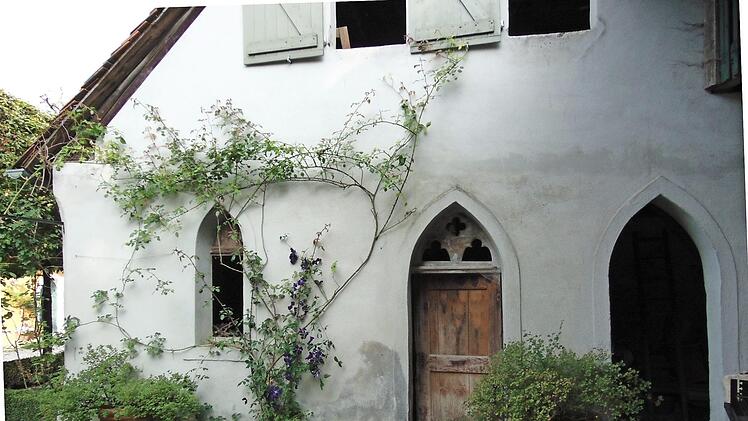 Die gotischen Fenster werden ebenfalls als Hinweis auf die Freimaurer angesehen.