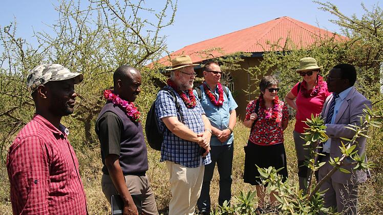 Auf dem Programm standen viele Schulbesuche. Schulleiter James Somi erläuterte den Gästen, wie er in seiner abgelegenen Ngarenanyuki Secondary School Energie- und Wasserversorgung sowie Brandschutz sicherstellt. Von rechts: Somi, Waltraud Leppert, Veronika Flierl, Thomas Kraftzyk, Heinz Geyer und Dekan Anathe Pallangyo. Foto: Bettina Knauth