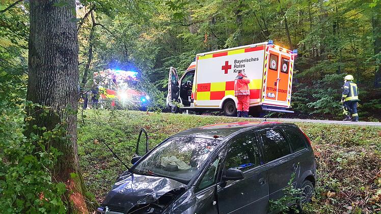 Ein 37-Jähriger kam im Kreis Ansbach mit dem Auto von der Straße ab - er war mit über zwei Promille alkoholisiert.