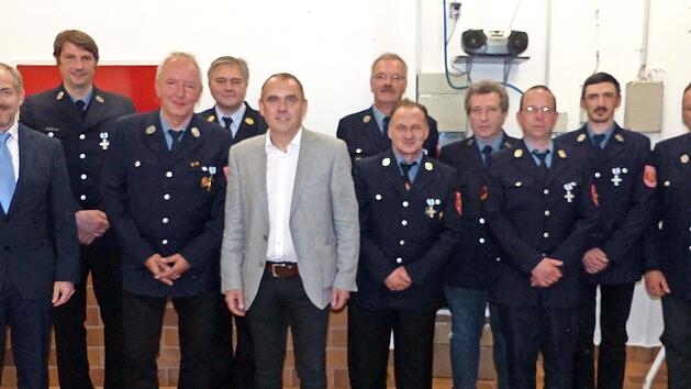 Stellvertretender Landrat J&ouml;rg Kunstmann, Martin Kaiser, Vorsitzender Dieter Eschenbacher, Kreisbrandinspektor Fritz Wernlein, Erster B&uuml;rgermeister Alexander Wunderlich, Kommandant Harald Fischer, Dirk Bauer, Dietmar Hoch, Markus Sachs, Sascha N&uuml;ssel und Roland Fischer (von links)
