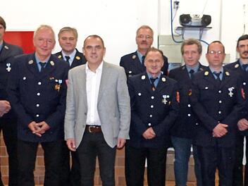 Stellvertretender Landrat Jörg Kunstmann, Martin Kaiser, Vorsitzender Dieter Eschenbacher, Kreisbrandinspektor Fritz Wernlein, Erster Bürgermeister Alexander Wunderlich, Kommandant Harald Fischer, Dirk Bauer, Dietmar Hoch, Markus Sachs, Sascha Nüssel und Roland Fischer (von links)