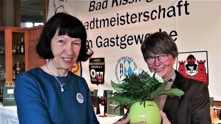 Berufsschulleiterin Karin Maywald (rechts) bedankt sich bei Fachlehrerin Ursula Delißen, Leiterin der Abteilung Gastronomie, für ihr jahrelanges Engagement in der Organisation der Stadtmeisterschaft.  Foto: Sigismund von Dobschütz