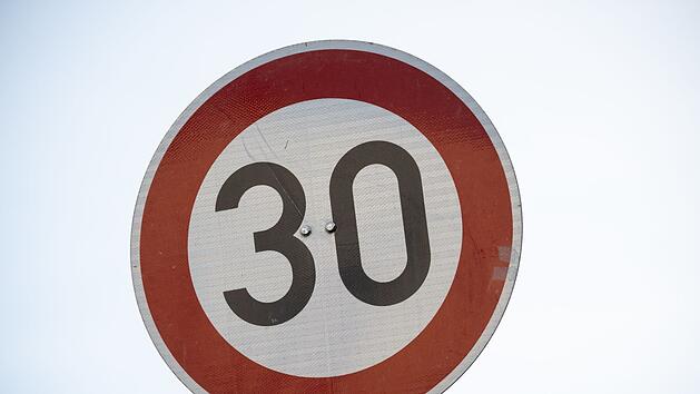 Unbekannter macht in Michelau aus Tempo-30-Schild ein Tempo-80-Schild