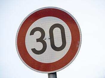 Unbekannter macht in Michelau aus Tempo-30-Schild ein Tempo-80-Schild Unbekannter macht in Michelau aus Tempo-30-Schild ein Tempo-80-Schild