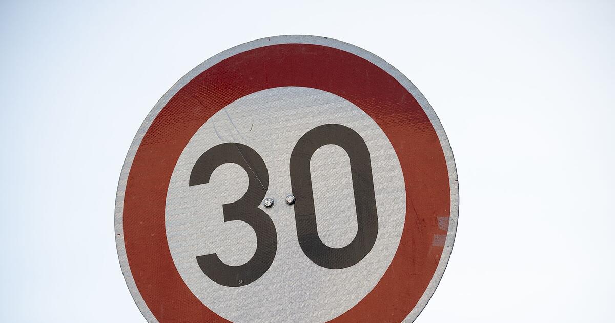 Unknown person alters 30 km/h speed limit sign to 80 km/h in Michelau