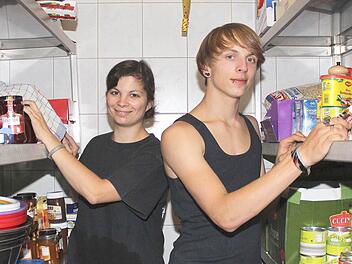 Welche Zutaten werden gebraucht? Für Küchenchefin Sabine Schlegelmilch und Helfer Joshua Schütz ist es kein Problem, für die über 60 Lagerteilnehmer schmackhafte Menüs zuzubereiten.Fotos: Ralf Naumann