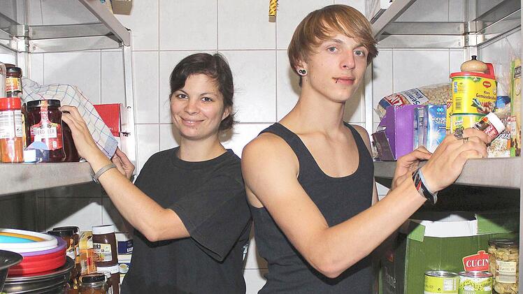 Welche Zutaten werden gebraucht? Für Küchenchefin Sabine Schlegelmilch und Helfer Joshua Schütz ist es kein Problem, für die über 60 Lagerteilnehmer schmackhafte Menüs zuzubereiten.Fotos: Ralf Naumann