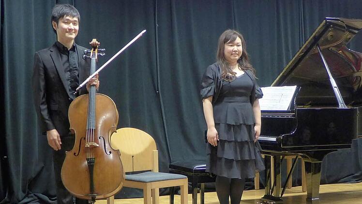 Jinho Hong (Violoncello) und Haruka Tsuyama (Klavier) ernten Applaus für eine Sonate von Claude Debussy.