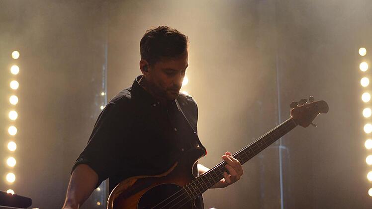 Simon Green alias Bonobo und Sängerin Szjerdene versetzen die Besucher im E-Werk in Erlangen in Trance. Foto: Nikolas Pelke