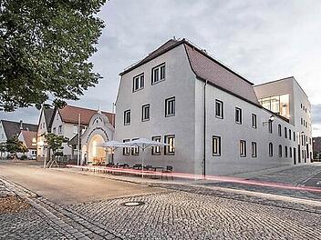 Das aus der ehemaligen Lechner Bräu entstandene Baunacher Bürgerhaus ist ein Blickfang geworden. Der Haushalt 2014 wird durch die weitgehende Fertigstellung nur noch geringfügig belastet.  Foto: archi[mju]itektur