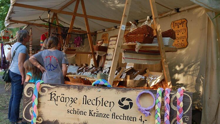 Tolle Kostüme, zünftige Klänge, alte Handwerkskunst und wirbelnde Tänze erlebte die sonst so beschaulich daliegende Ruine der Lauterburg am Wochenende beim Mittelalter-Spektakel. Foto: Rainer Lutz