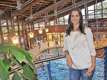 Madeleine Zapf steht oberhalb des großen Innenbeckens in der Therme. Sie lebt in Schönbrunn und bewirbt sich als neue Thermenkönigin.