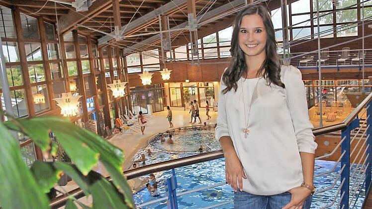 Madeleine Zapf steht oberhalb des großen Innenbeckens in der Therme. Sie lebt in Schönbrunn und bewirbt sich als neue Thermenkönigin.