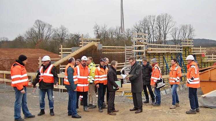Baudirektor Holger Bothe (Mitte links), Leiter des Staatlichen Bauamts in Schweinfurt, und Thomas Engel (rechts), Regionalleiter Süd der DB-Regionalnetze, bei der Baubesprechung mit Vertretern der beteiligten Baufirmen Foto: Sigismund von Dobschütz