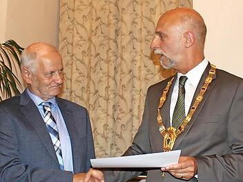 OB Kay Blankenburg (rechts) vereidigte Wolfgang Speyer als neues Mitglied des Stadtrates. Foto: Thomas Mäuser