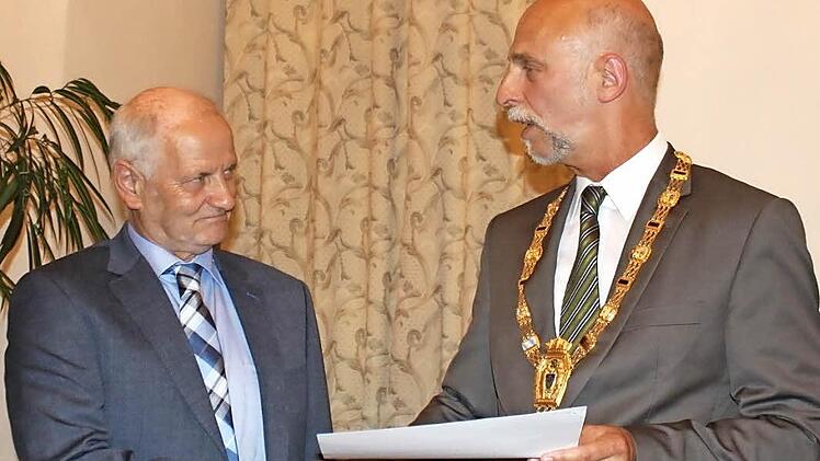 OB Kay Blankenburg (rechts) vereidigte Wolfgang Speyer als neues Mitglied des Stadtrates. Foto: Thomas Mäuser