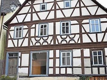 Leerstände wie zum Beispiel dieses Haus in Königsberg in der Wintergasse und Anwesen, die eventuell demnächst nicht mehr bewohnt werden, sollen von den Leerstandspaten in den Stadtteilen der Stadt für eine mögliche Revitalisierung gemeldet werden. Der Stadtrat berief die Leerstandspaten.  Foto: Gerold Snater