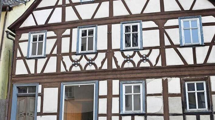 Leerstände wie zum Beispiel dieses Haus in Königsberg in der Wintergasse und Anwesen, die eventuell demnächst nicht mehr bewohnt werden, sollen von den Leerstandspaten in den Stadtteilen der Stadt für eine mögliche Revitalisierung gemeldet werden. Der Stadtrat berief die Leerstandspaten.  Foto: Gerold Snater