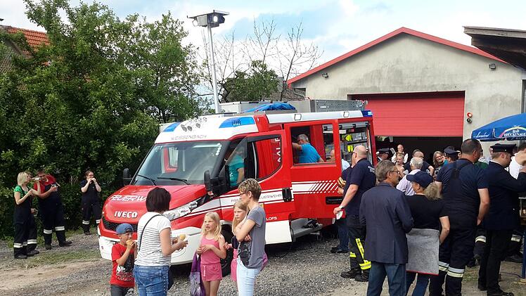 Reichlich Betrieb herrschte rund um das Feuerwehrhaus bei der Vorstellung des neuen Fahrzeuges für die Weißenbacher Brandschützer. Die Präsentation des MLF wurde spontan zu einem kleinen Fest.