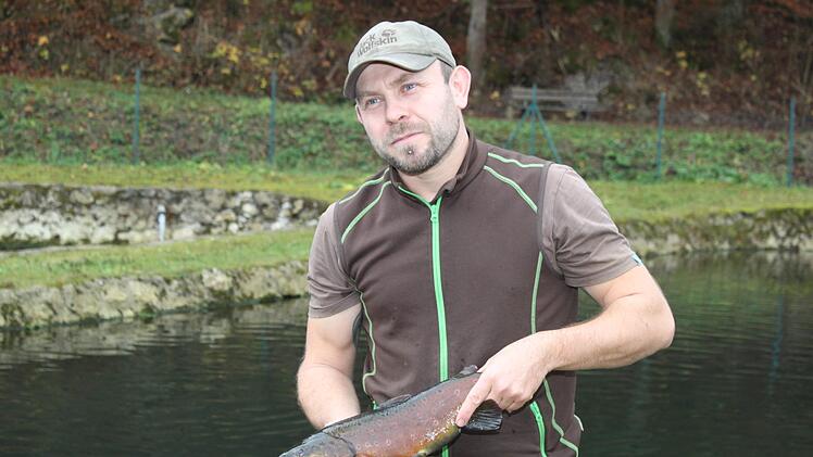 Ronny Seyfried mit einer BachforelleCarmen Schwind
