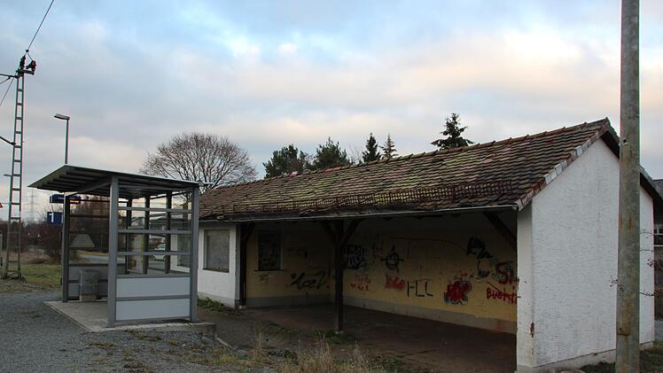 Die alte Unterstellhalle und ein neues Wartehäuschen stehen in Gundelsdorf am Gleis 1. Foto: Andreas Schmitt