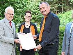 Ehrenurkunde des Fränkischen Sängerbundes zum 150. Jubiläum (von links): Michael Keilich, Peter Jacobi, Chorleiterin Nicole Schomann, Martin Langbein, stellvertretender Vorsitzender Sängerkreis Coburg-Kronach-Lichtenfels Leopold Schindler und Gruppenchorleiter Steffen Schiller Foto: Wolfgang Desombre