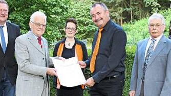 Ehrenurkunde des Fränkischen Sängerbundes zum 150. Jubiläum (von links): Michael Keilich, Peter Jacobi, Chorleiterin Nicole Schomann, Martin Langbein, stellvertretender Vorsitzender Sängerkreis Coburg-Kronach-Lichtenfels Leopold Schindler und Gruppenchorleiter Steffen Schiller Foto: Wolfgang Desombre