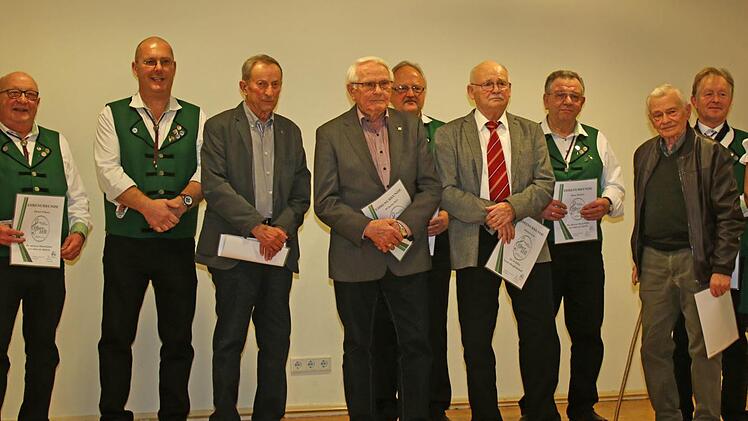 Vorsitzende Gloria Dorn (rechts) und ihr Stellvertreter Alfred Roth (zweiter von links) ernannten unter anderem die Gründungsmitglieder zu Ehrenmitgliedern: Dieter Führes (von links), Walter Eichholz, Wilhelm Heil, Werner Lins, Helmut Lins, Hans Richter, Willi Müller und Emil Henkel. Foto: Steffen Vetter