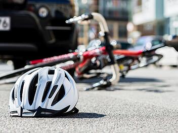In Bayreuth ist eine junge  Fahrradfahrerin bei einem Verkehrsunfall schwer verletzt worden. Symbolfoto: Kzenon/Adobe Stock