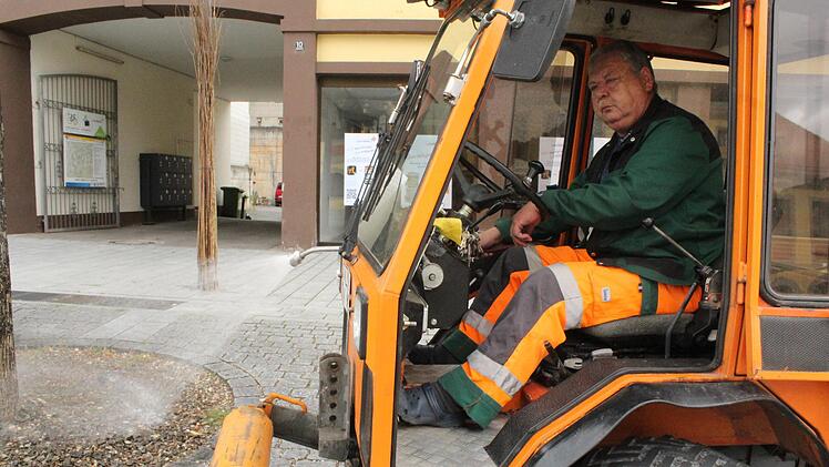 Der Mann ist einzigartig. Einen zweiten Kümmerer in Sachen Bewässerung gibt es so nicht, Karl Freitag ist zuständig für das Stadtgebiet.