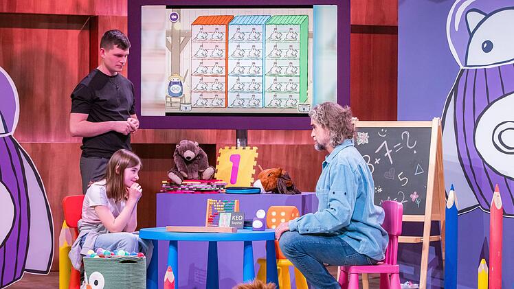Nils Glagau spielt mit Sophie ein TukToro-Rechenspiel für Kinder.