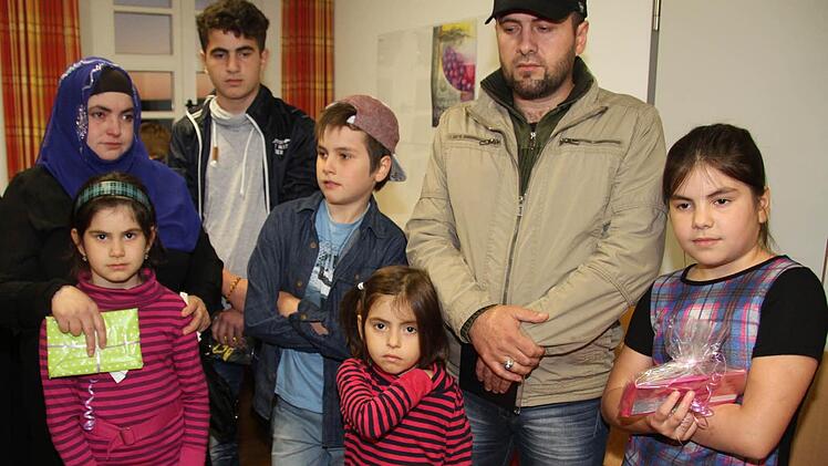 Mit Tränen in den Augen verabschiedet sich die Familie Iljasov aus Grafengehaig: Mama Aset wird mit den Kindern Rayana, Adam, Ramnad, Rabina und Ramsan in ihren Heimatort nach Tschetschenien - nach Gudermes - zurückgehen, Vater Alhast, der noch immer Angst vor Folter und Verfolgung hat, wird in Russland bleiben. Foto: Sonja Adam